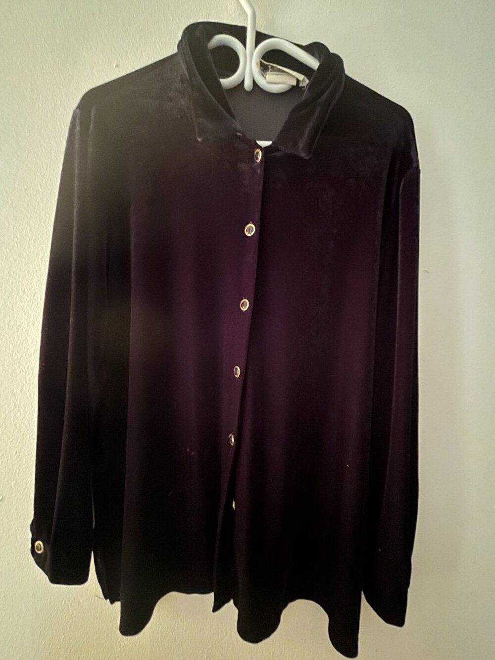 Vintage ribbed velvet button-down blouse in a deep plum/aubergine tone size M fC